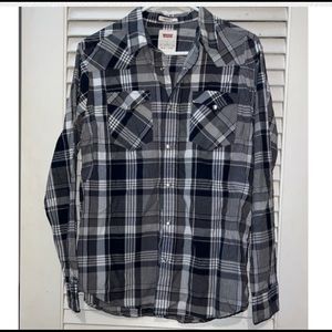 Levi Men’s Classic Fit Button up Size S
Blues, grays & white